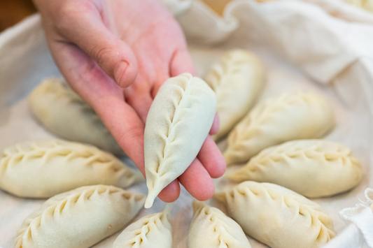 Steamed Dumplings With Pork & Sweet Corn Filling (柳叶蒸饺)