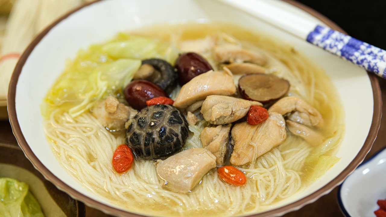 Taiwanese Sesame Oil Chicken Noodle Soup (麻油鸡面线)